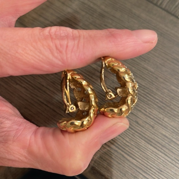 Large Vintage Givenchy Basket Weave Earrings Clip On Signed Gold-tone - Picture 16 of 17